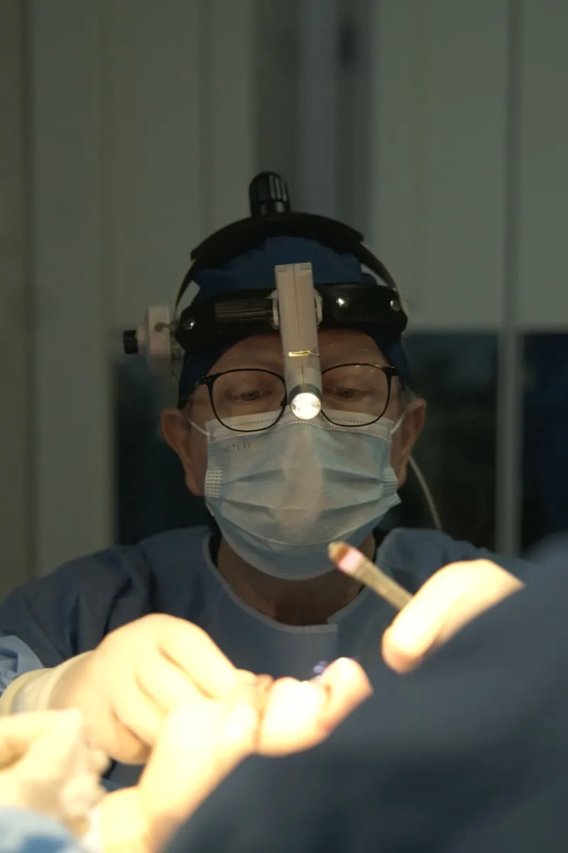 Médico operando com foco cirúrgico